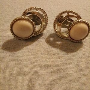 Beautiful earrings. Clip on.